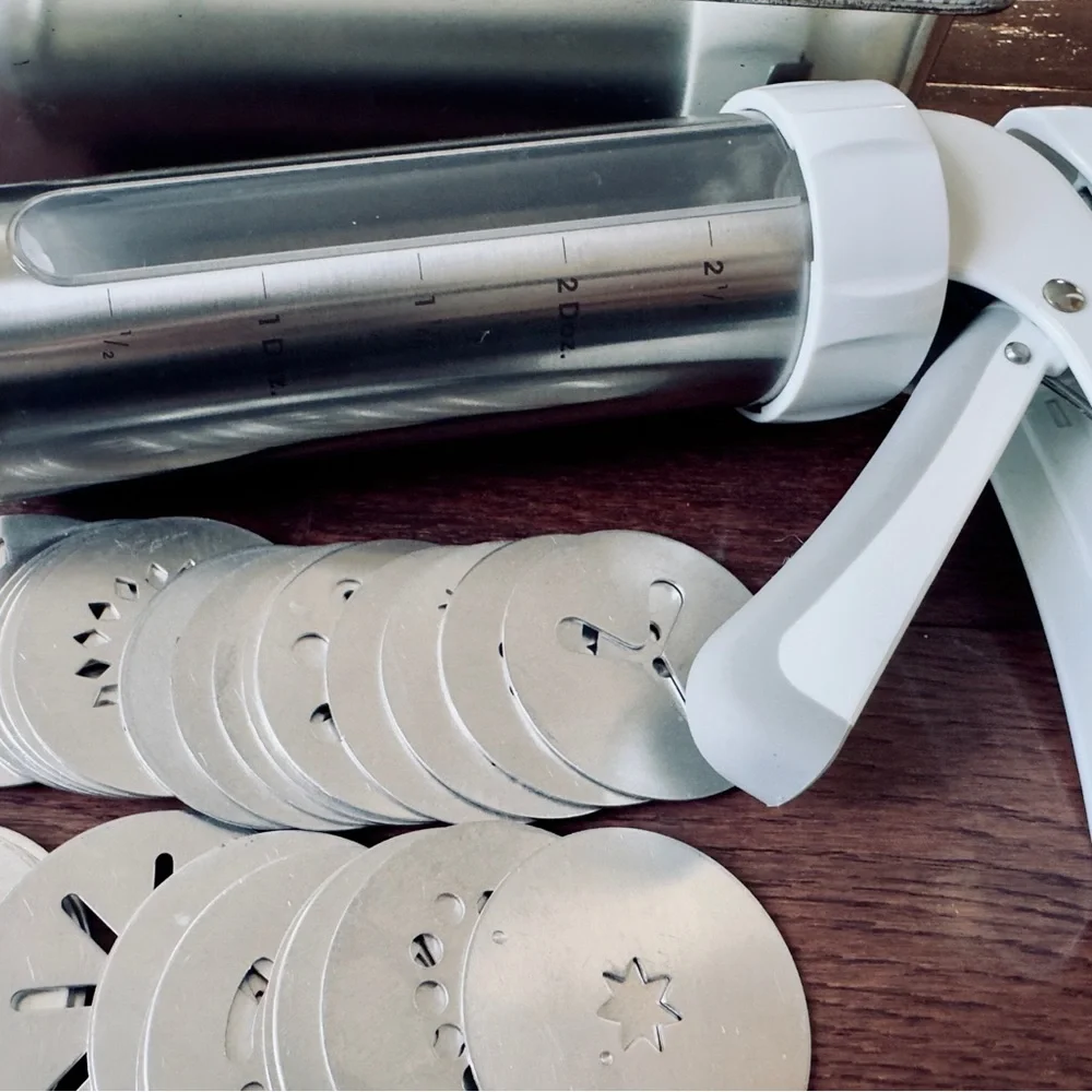 Williams-Sonoma Cookie Press with 33 Cookie Disks in Tin made by Kuhn Rikon
